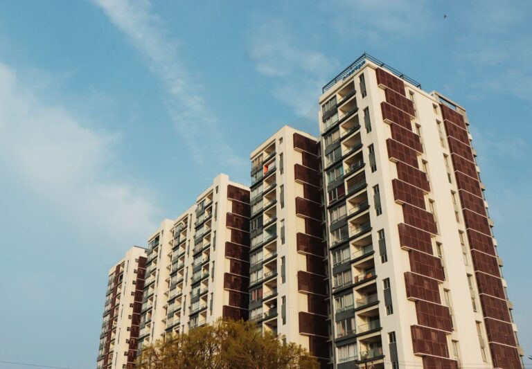 Exterior modern Kiara Residence dengan taman hijau, fasilitas lengkap, lokasi strategis dekat pusat kota