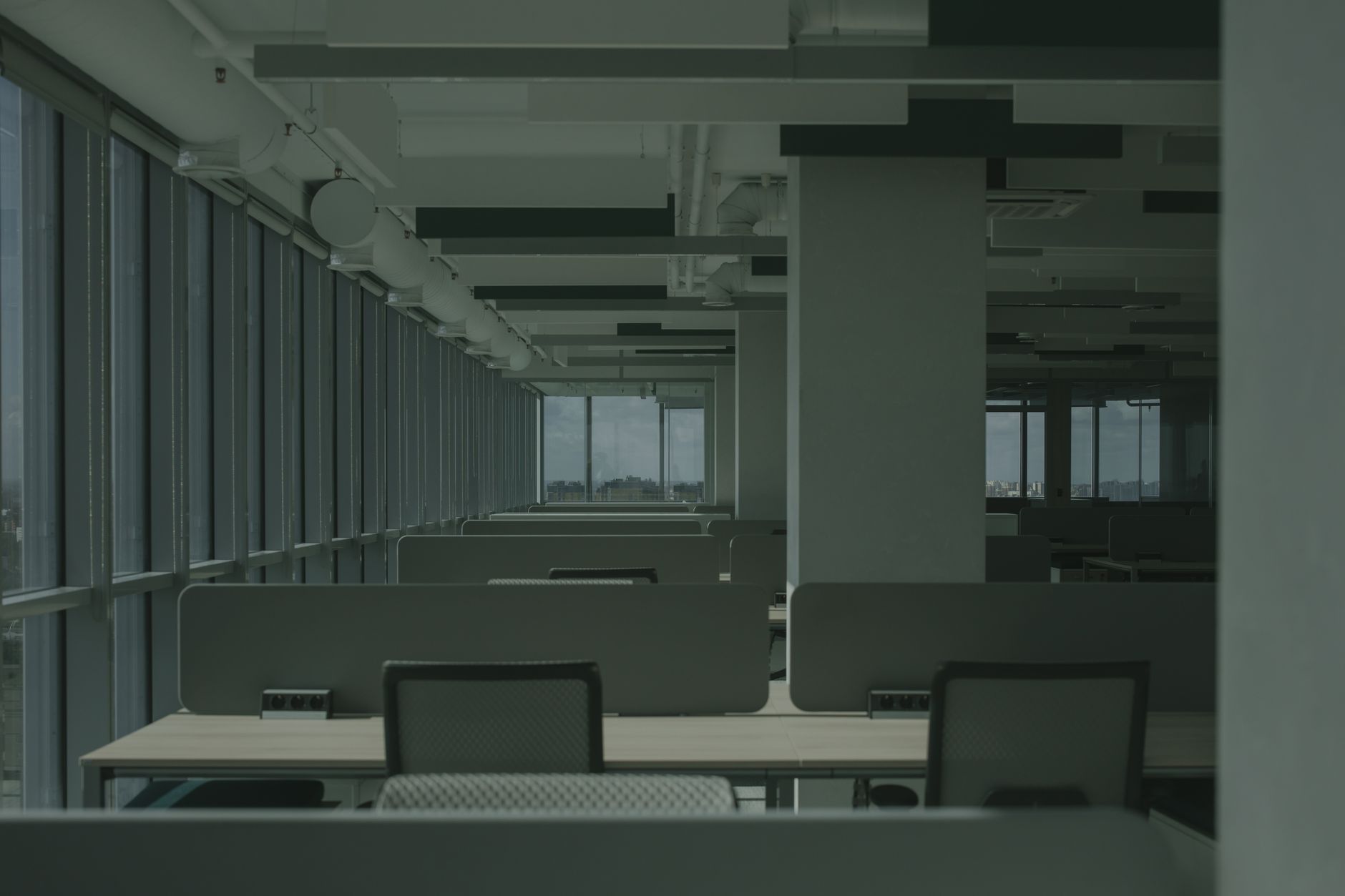 Gambar ruang kantor komersial modern tersedia untuk disewa, menampilkan interior terbuka dan fasilitas bisnis lengkap