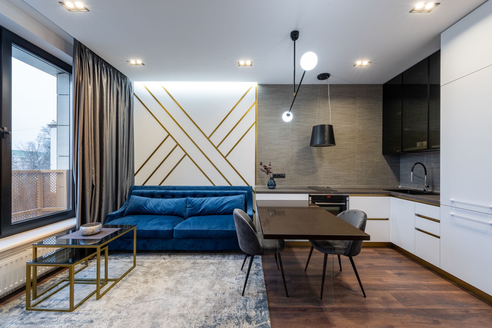 Interior modern studio luxury apartments dengan lampu gantung elegan, perabot minimalis, dan pemandangan kota.