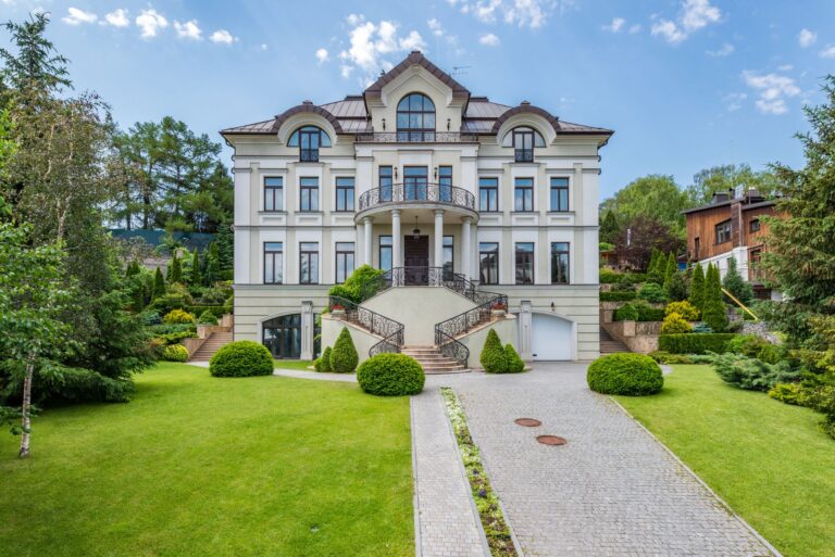 Gambar rumah mewah jutaan dolar yang siap dibeli, menampilkan eksterior elegan, kolam renang luas, dan interior premium.