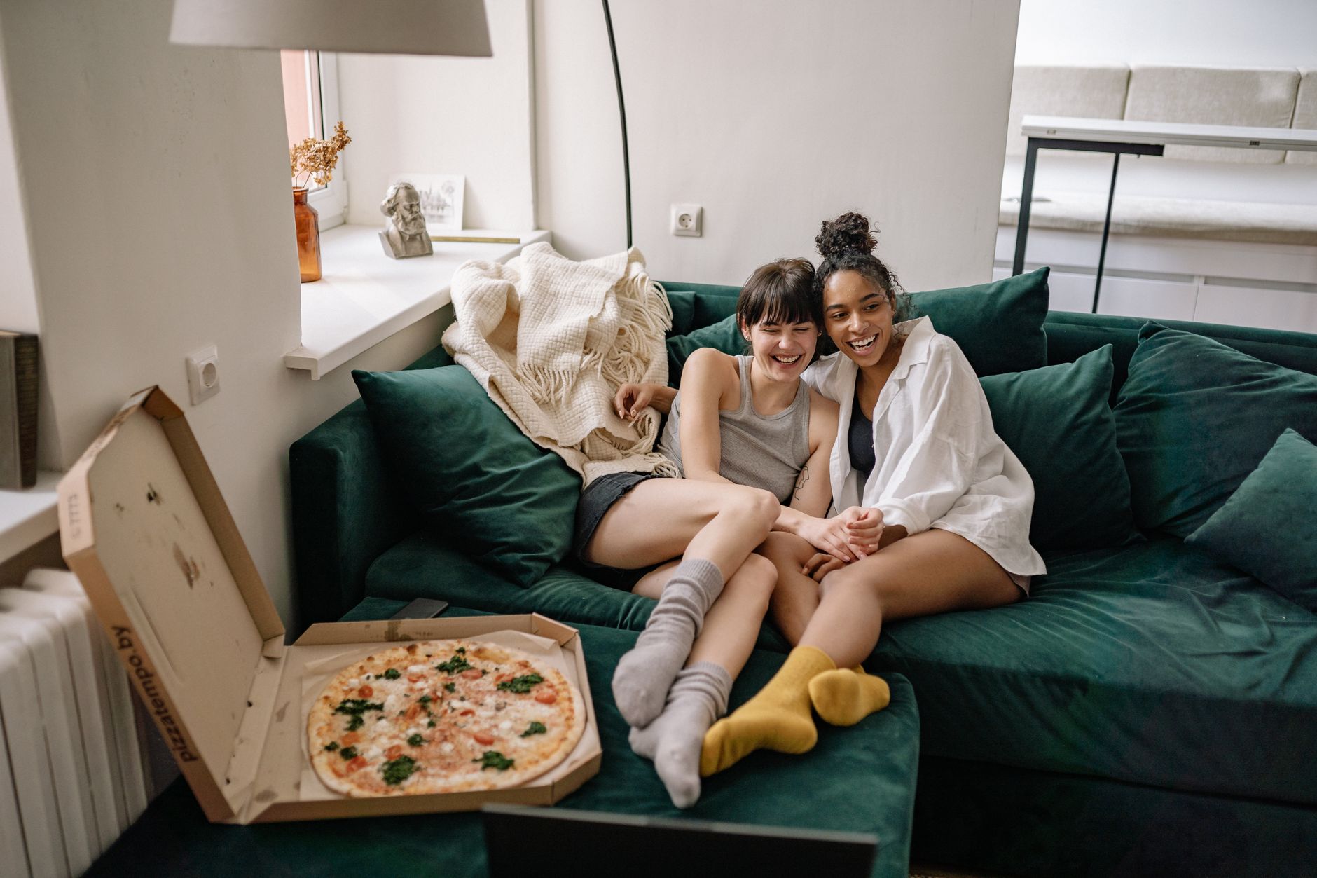 Flat and flatmates menikmati ruang bersama di apartemen modern dengan interior hangat