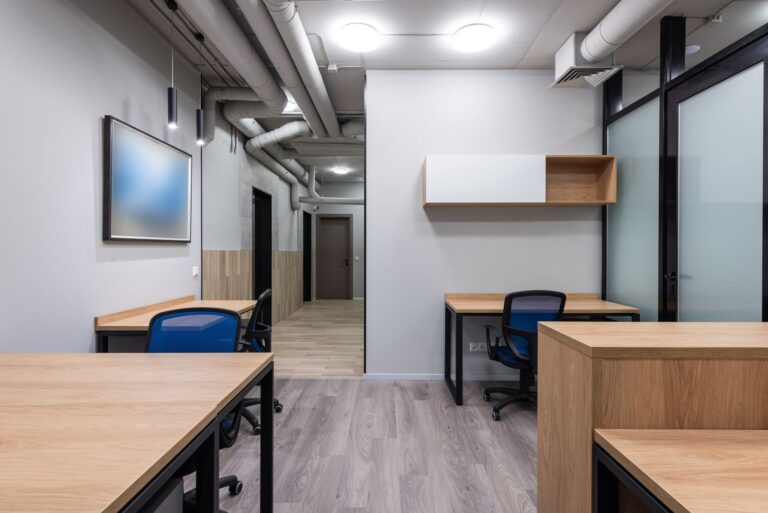 Ruang kantor modern dengan tanda sewa komersial, menampilkan interior terbuka dan fasilitas lengkap