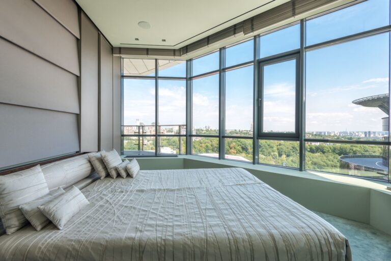 Gambar apartemen mewah dengan 4 kamar tidur, desain modern, interior elegan, dan pemandangan kota.