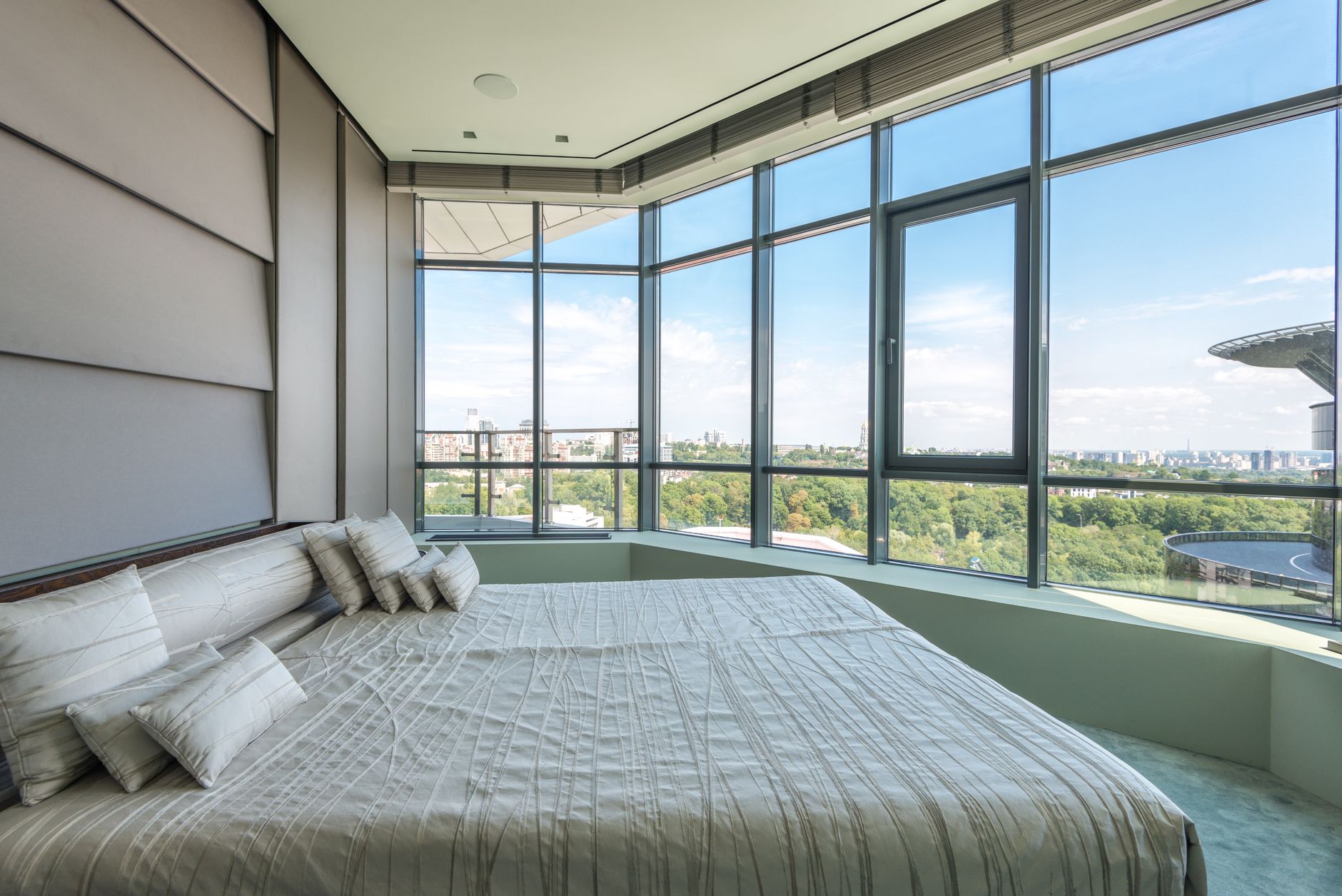 Gambar apartemen mewah dengan 4 kamar tidur, desain modern, interior elegan, dan pemandangan kota.