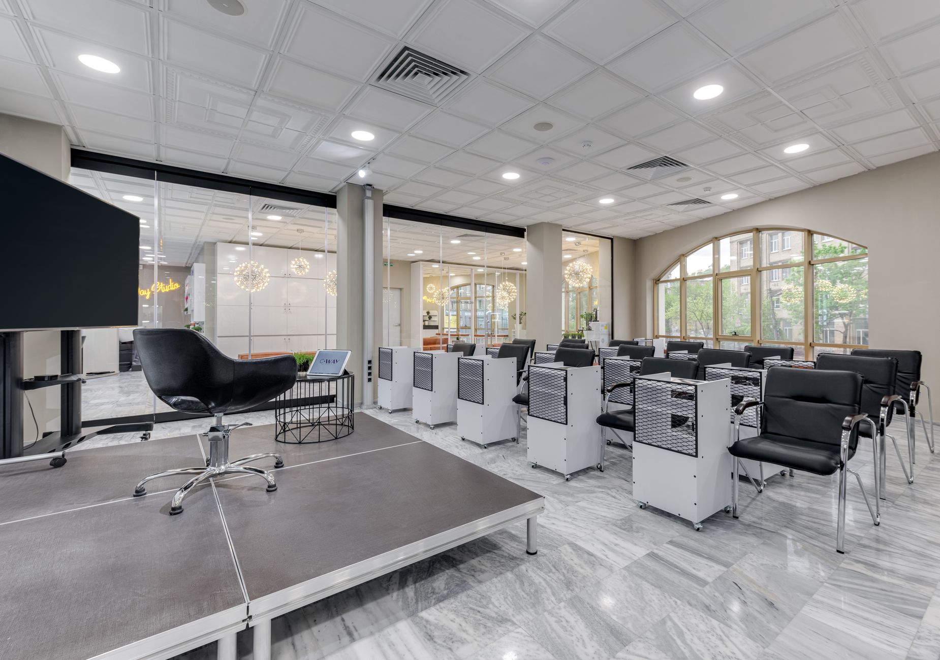 Ruang workshop kantor modern lengkap fasilitas, siap disewa untuk pelatihan atau acara perusahaan.